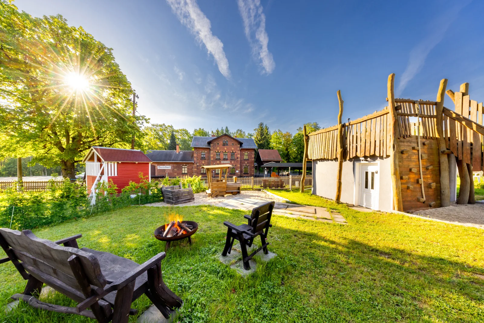 Ferienhaus Bimmelbahn- Familienferienhaus 100 m² am Dampflokbahnhof / Sauna / Trampolin/ Spielezimmer