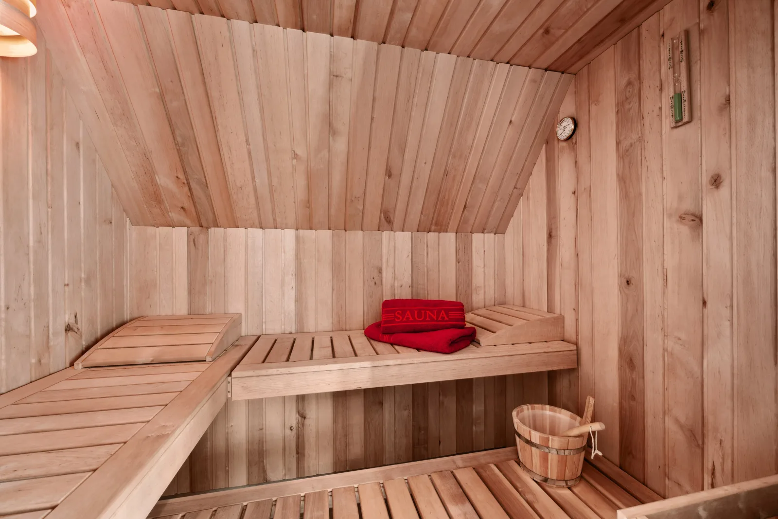 Rügenzauber – Reetdachhaus mit Sauna & Kamin | Strandnähe | Garten