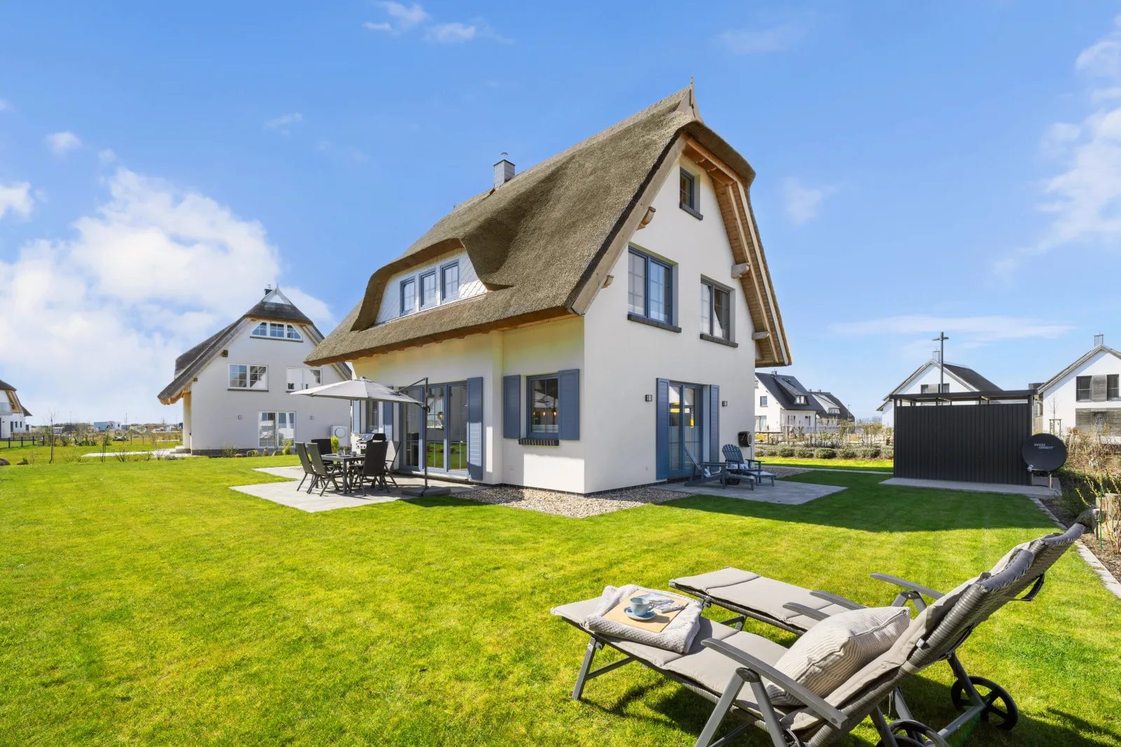 Rügenzauber – Reetdachhaus mit Sauna & Kamin | Strandnähe | Garten