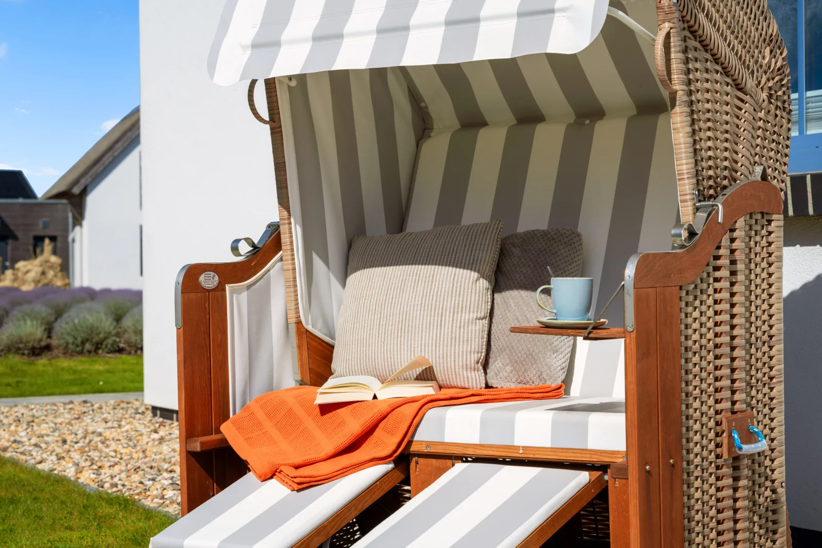 Rügenzauber – Reetdachhaus mit Sauna & Kamin | Strandnähe | Garten