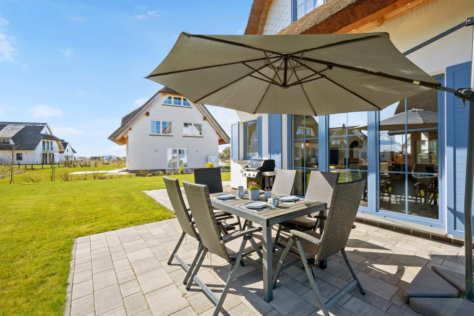 Rügenzauber – Reetdachhaus mit Sauna & Kamin | Strandnähe | Garten