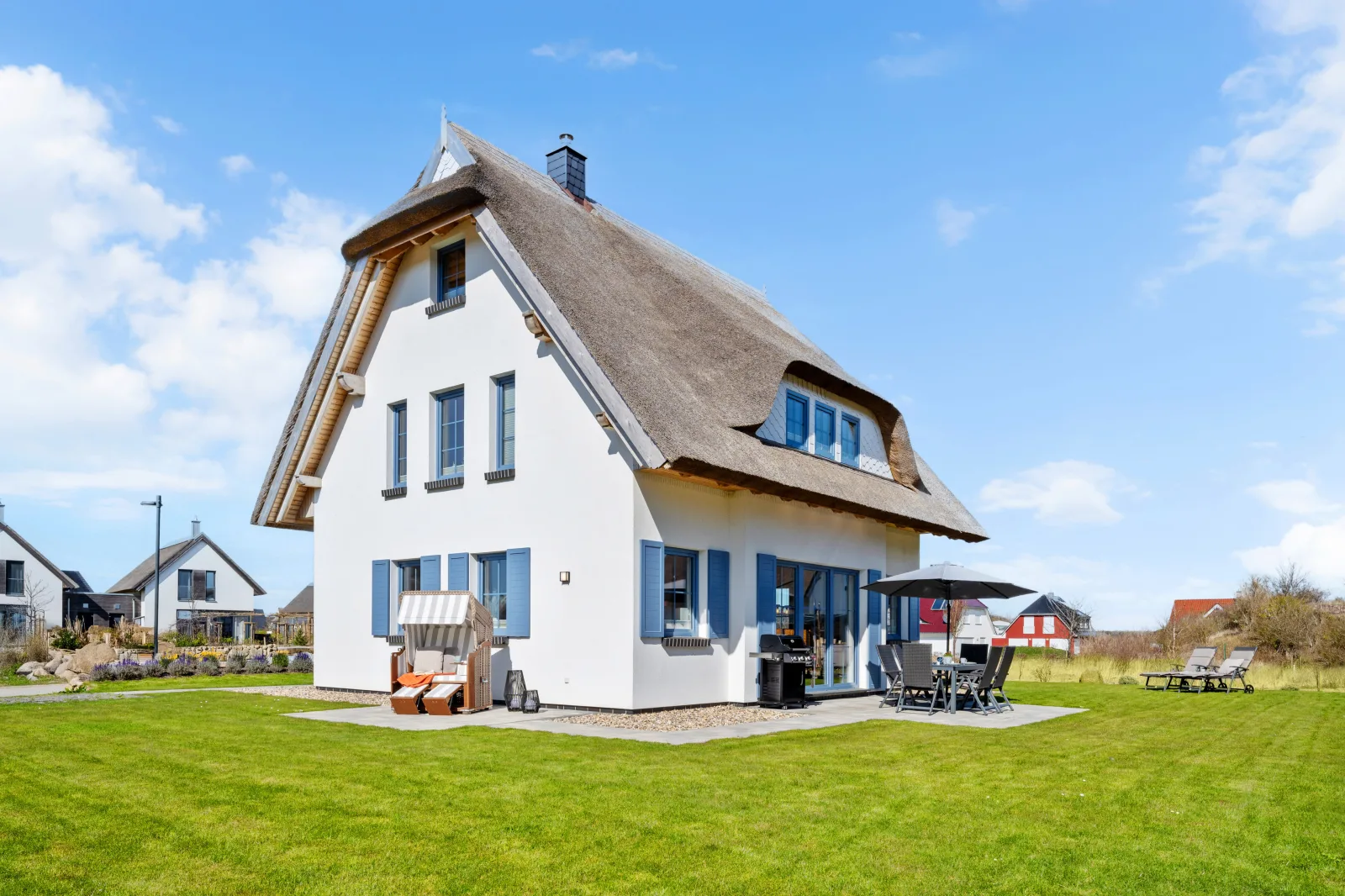 Rügenzauber – Reetdachhaus mit Sauna & Kamin | Strandnähe | Garten