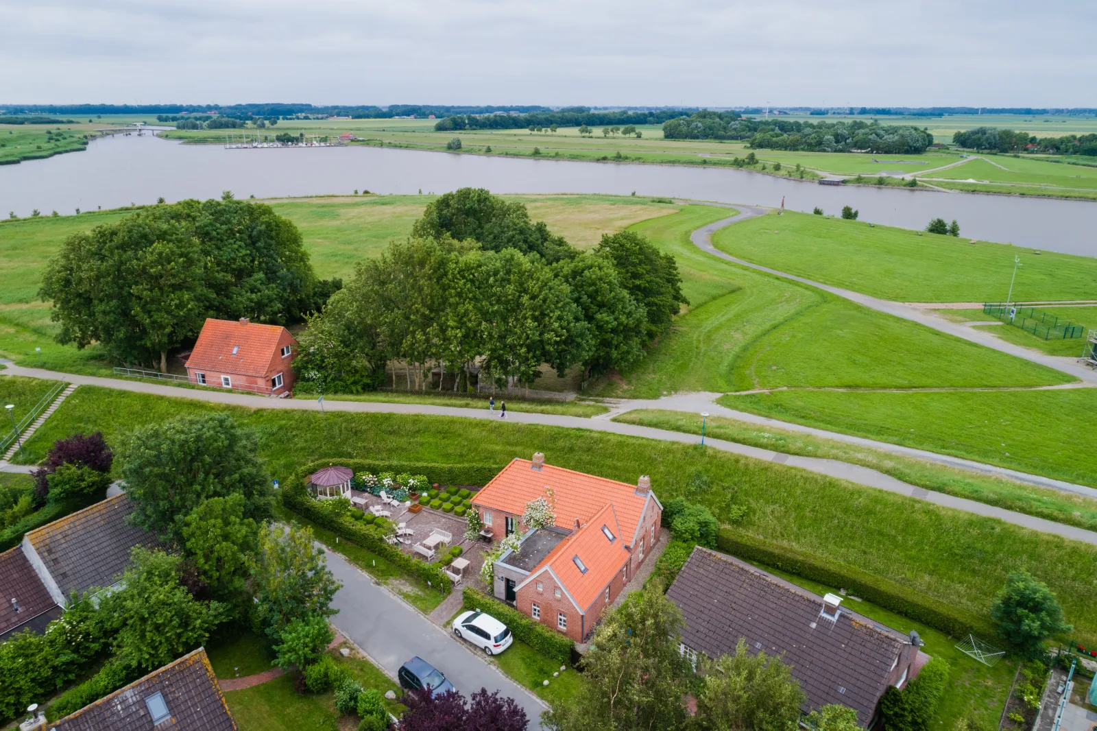 Deichhaus am Greetsieler Hafen / "Oma Geertje"