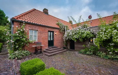 Deichhaus am Greetsieler Hafen / "Oma Geertje"