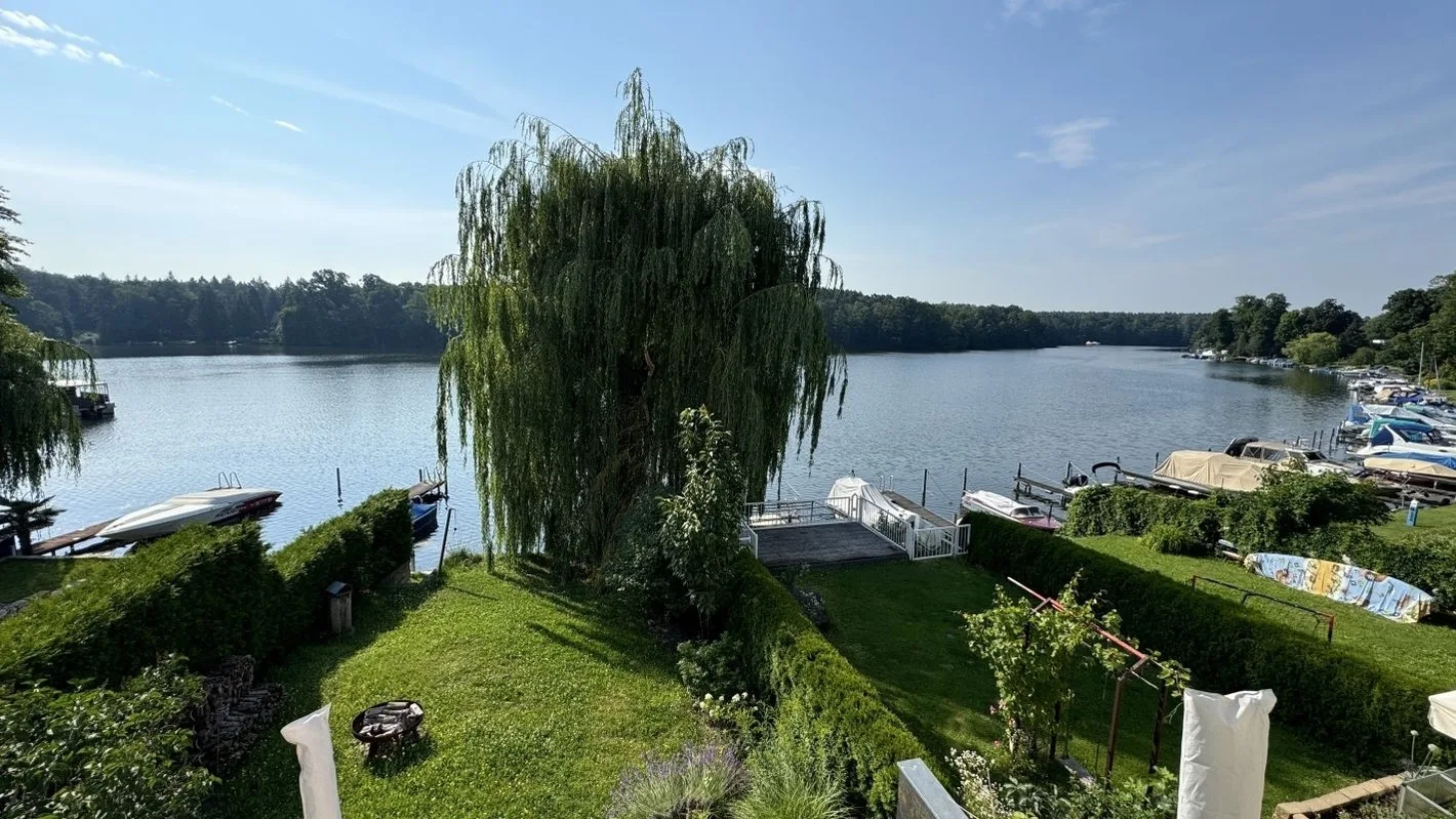 Luxus-Domizil am Wasser mit eigenem Seezugang