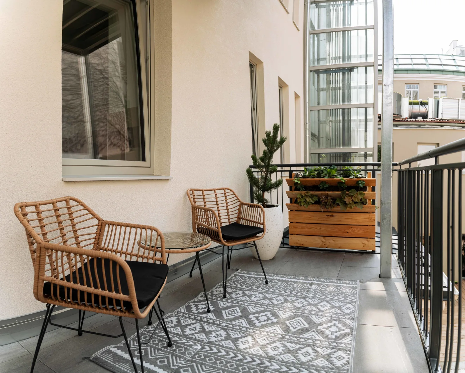 Balcony Apartment 02 - Urban Jungle Apartment