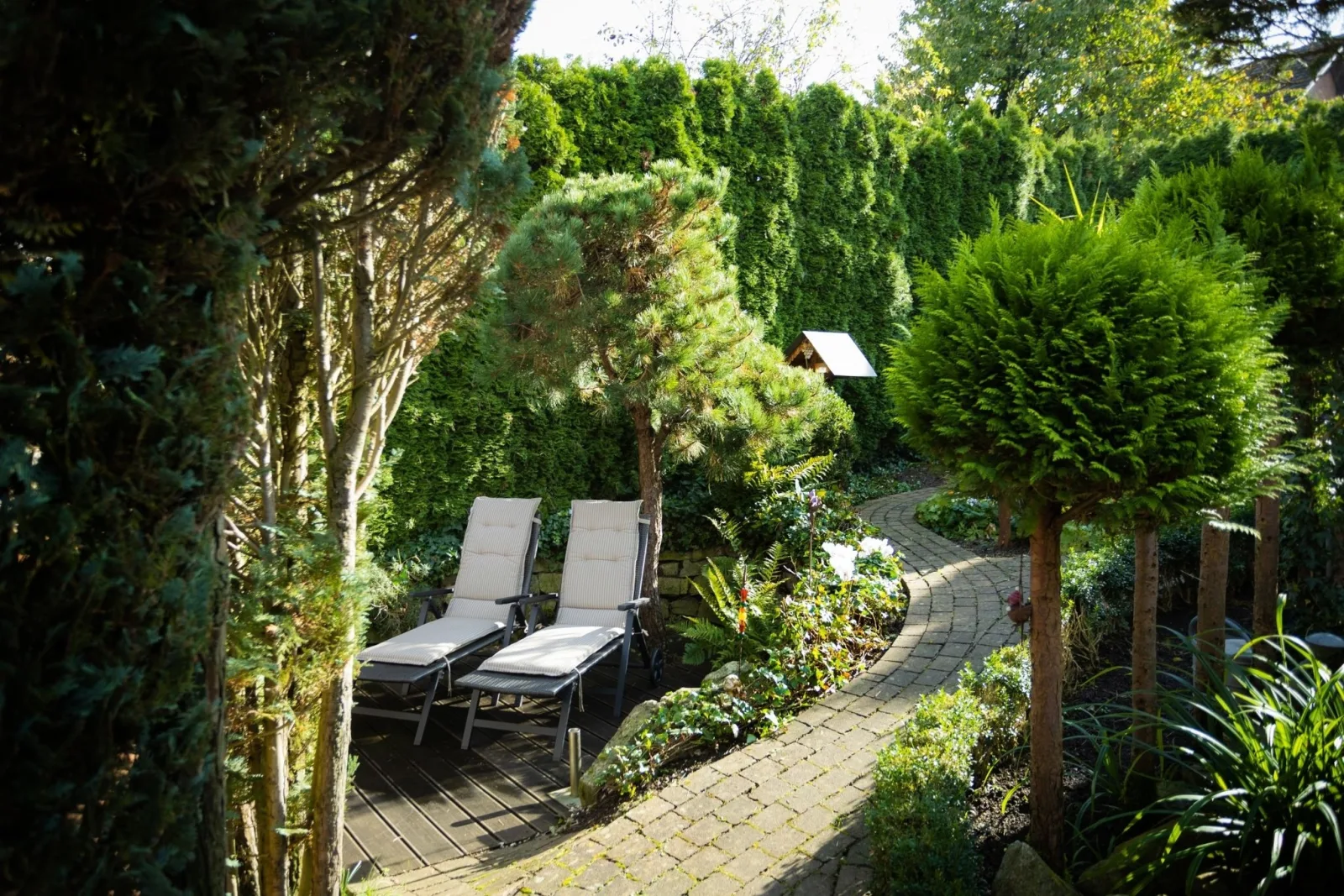 Gartenfewo mit 2 Schlafzimmern und 2 WLAN Homeofficeplätzen. Waschtrockner sowie Smart-TV und kostenlose Parkplätze.