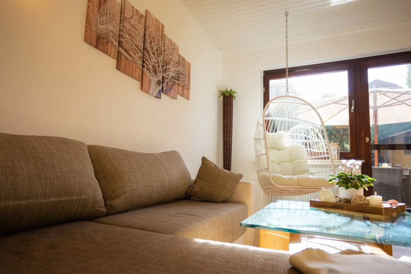 Gartenfewo mit 2 Schlafzimmern und 2 WLAN Homeofficeplätzen. Waschtrockner sowie Smart-TV und kostenlose Parkplätze.