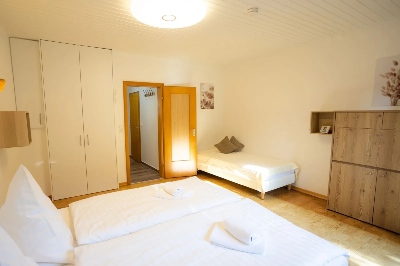 Gartenfewo mit 2 Schlafzimmern und 2 WLAN Homeofficeplätzen. Waschtrockner sowie Smart-TV und kostenlose Parkplätze.