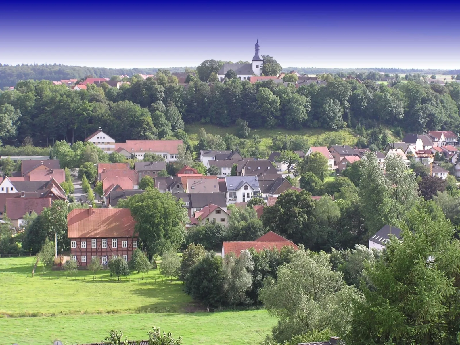 Gartenfewo mit 2 Schlafzimmern und 2 WLAN Homeofficeplätzen. Waschtrockner sowie Smart-TV und kostenlose Parkplätze.