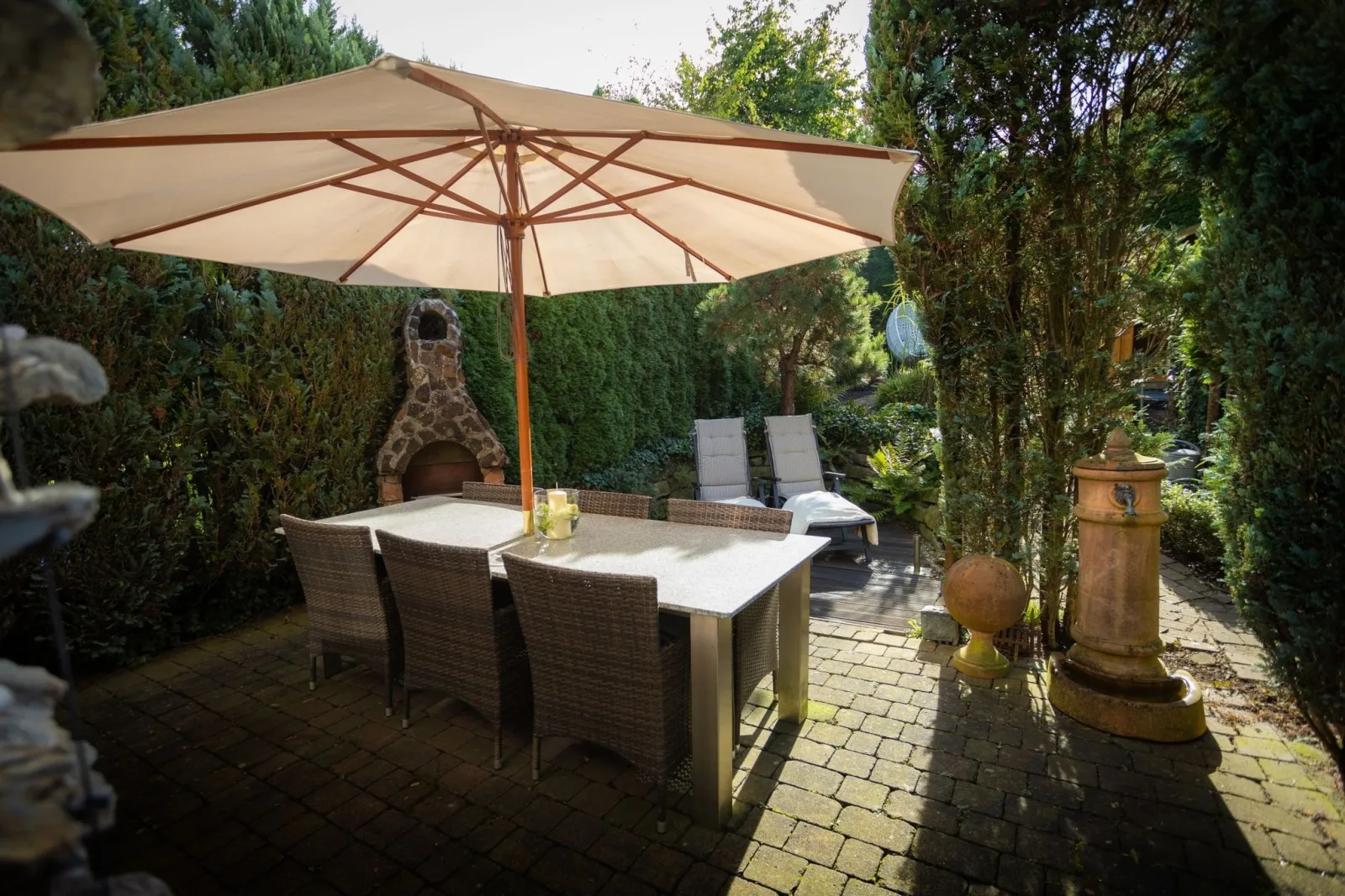 Gartenfewo mit 2 Schlafzimmern und 2 WLAN Homeofficeplätzen. Waschtrockner sowie Smart-TV und kostenlose Parkplätze.