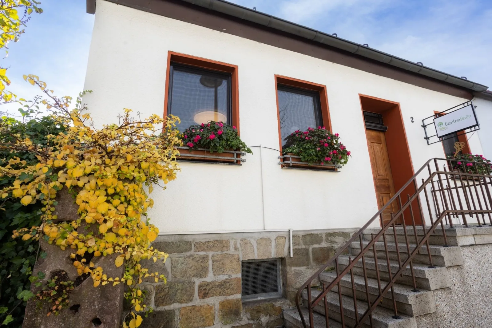 Gartenfewo mit 2 Schlafzimmern und 2 WLAN Homeofficeplätzen. Waschtrockner sowie Smart-TV und kostenlose Parkplätze.