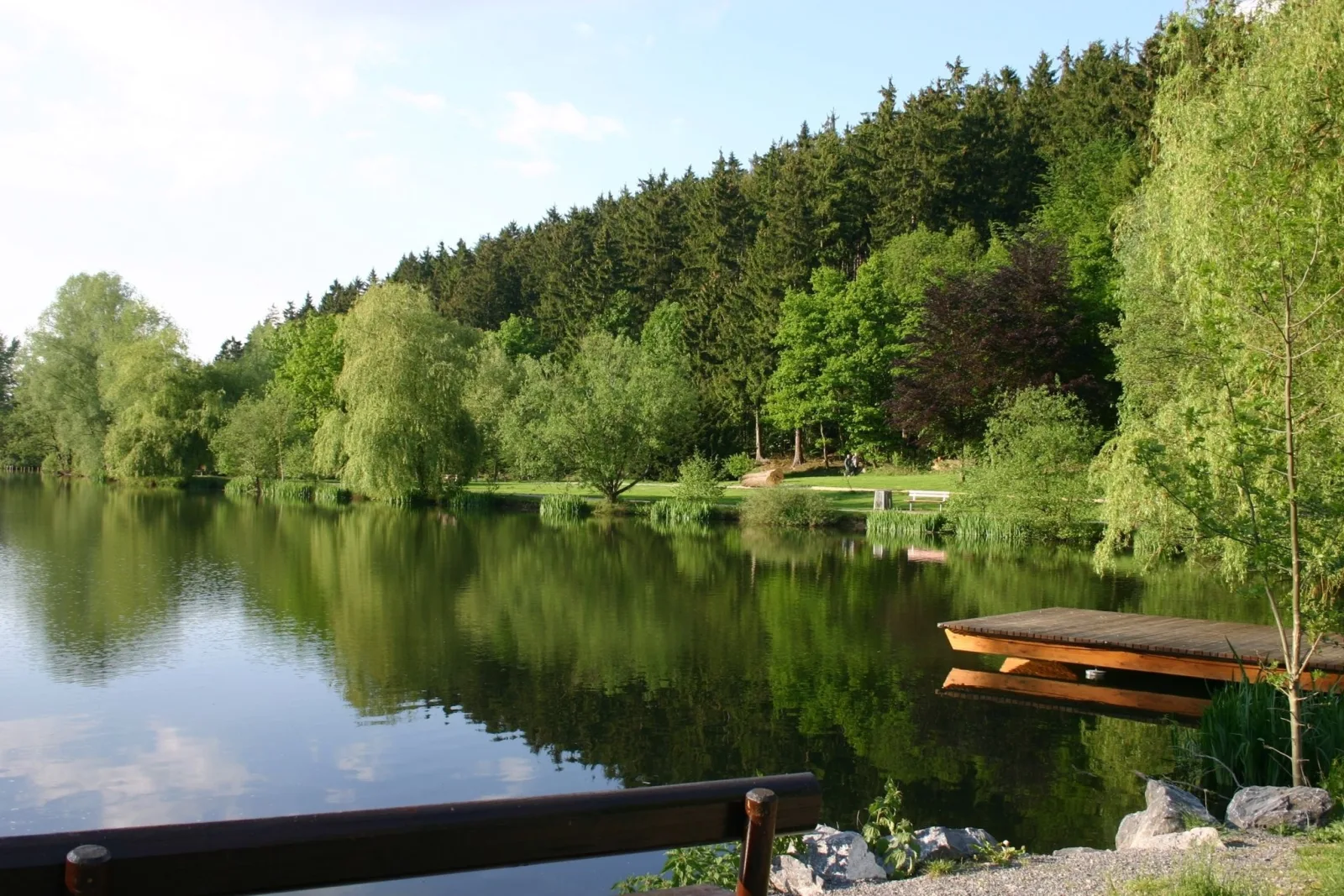 Gartenfewo mit 2 Schlafzimmern und 2 WLAN Homeofficeplätzen. Waschtrockner sowie Smart-TV und kostenlose Parkplätze.