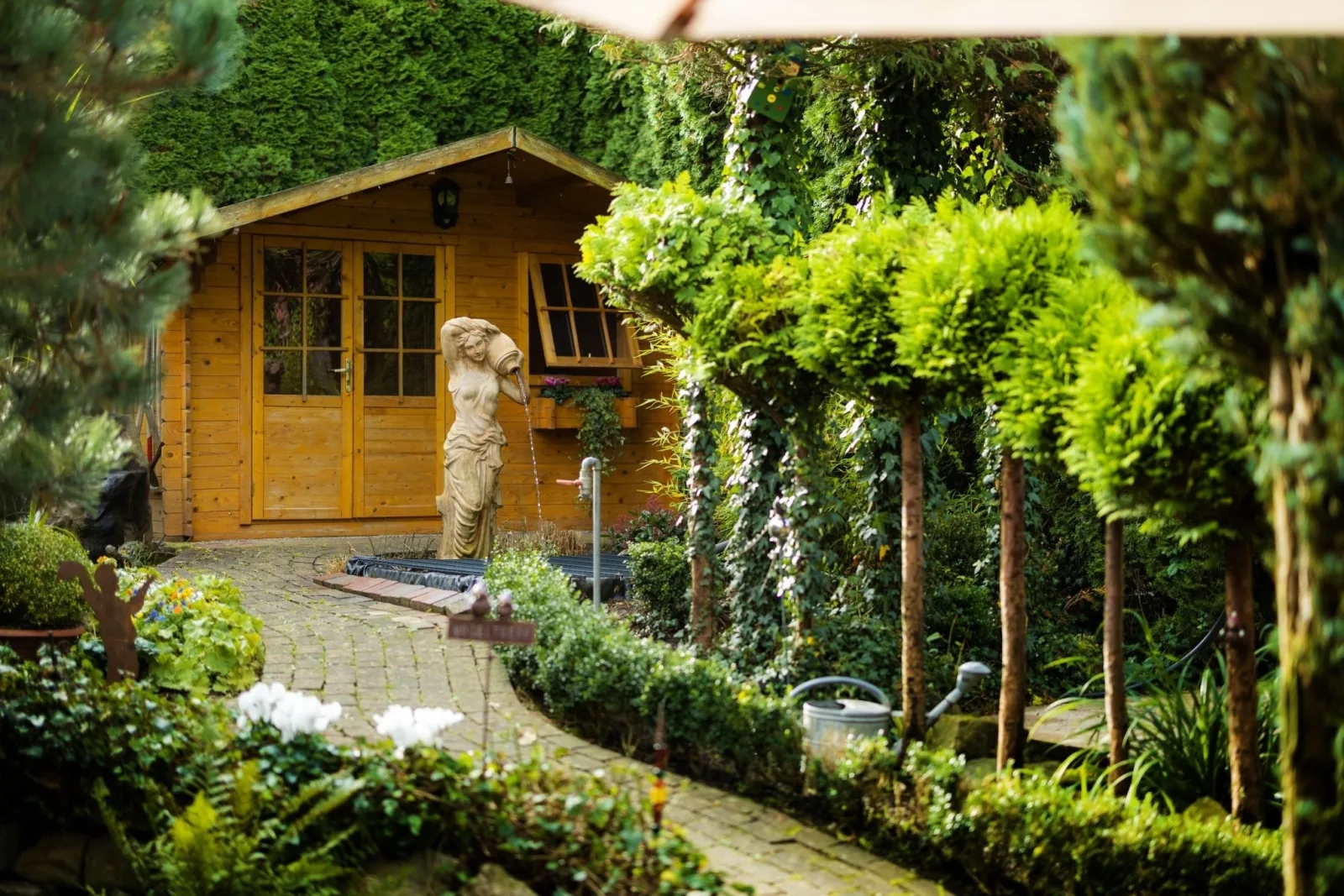 Gartenfewo mit 2 Schlafzimmern und 2 WLAN Homeofficeplätzen. Waschtrockner sowie Smart-TV und kostenlose Parkplätze.