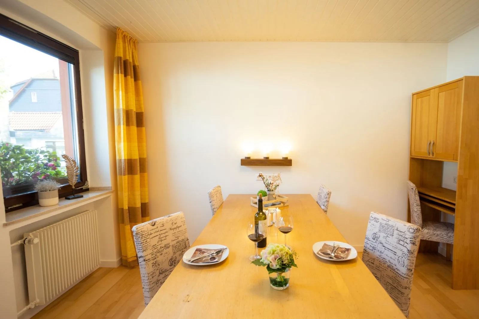 Gartenfewo mit 2 Schlafzimmern und 2 WLAN Homeofficeplätzen. Waschtrockner sowie Smart-TV und kostenlose Parkplätze.