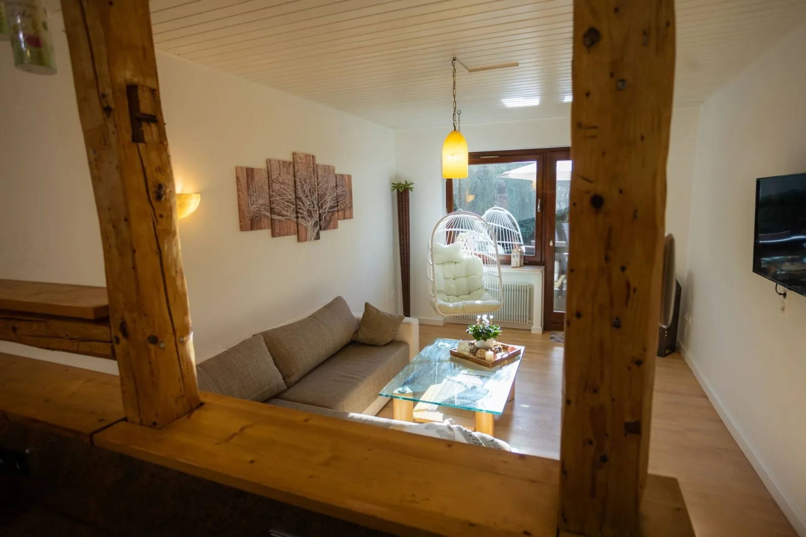 Gartenfewo mit 2 Schlafzimmern und 2 WLAN Homeofficeplätzen. Waschtrockner sowie Smart-TV und kostenlose Parkplätze.
