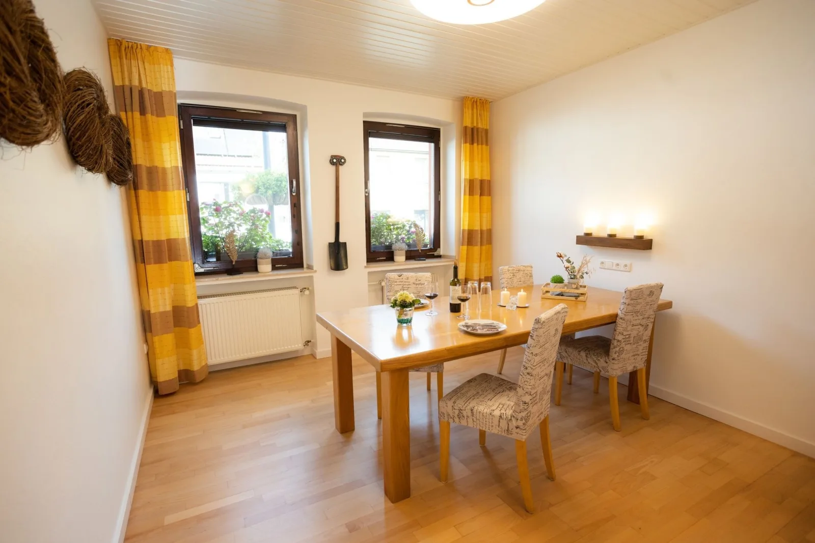 Gartenfewo mit 2 Schlafzimmern und 2 WLAN Homeofficeplätzen. Waschtrockner sowie Smart-TV und kostenlose Parkplätze.