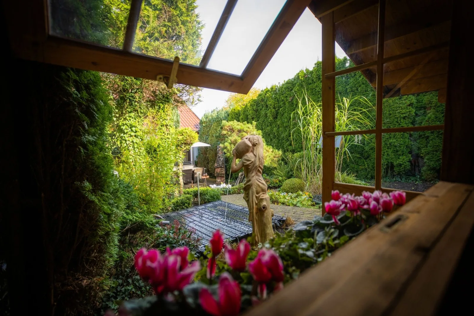 Gartenfewo mit 2 Schlafzimmern und 2 WLAN Homeofficeplätzen. Waschtrockner sowie Smart-TV und kostenlose Parkplätze.