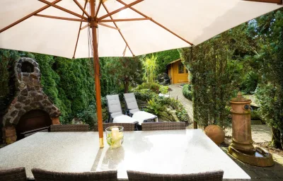 Gartenfewo mit 2 Schlafzimmern und 2 WLAN Homeofficeplätzen. Waschtrockner sowie Smart-TV und kostenlose Parkplätze.