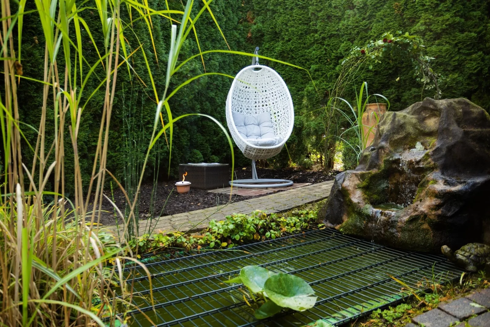Gartenfewo mit 2 Schlafzimmern und 2 WLAN Homeofficeplätzen. Waschtrockner sowie Smart-TV und kostenlose Parkplätze.