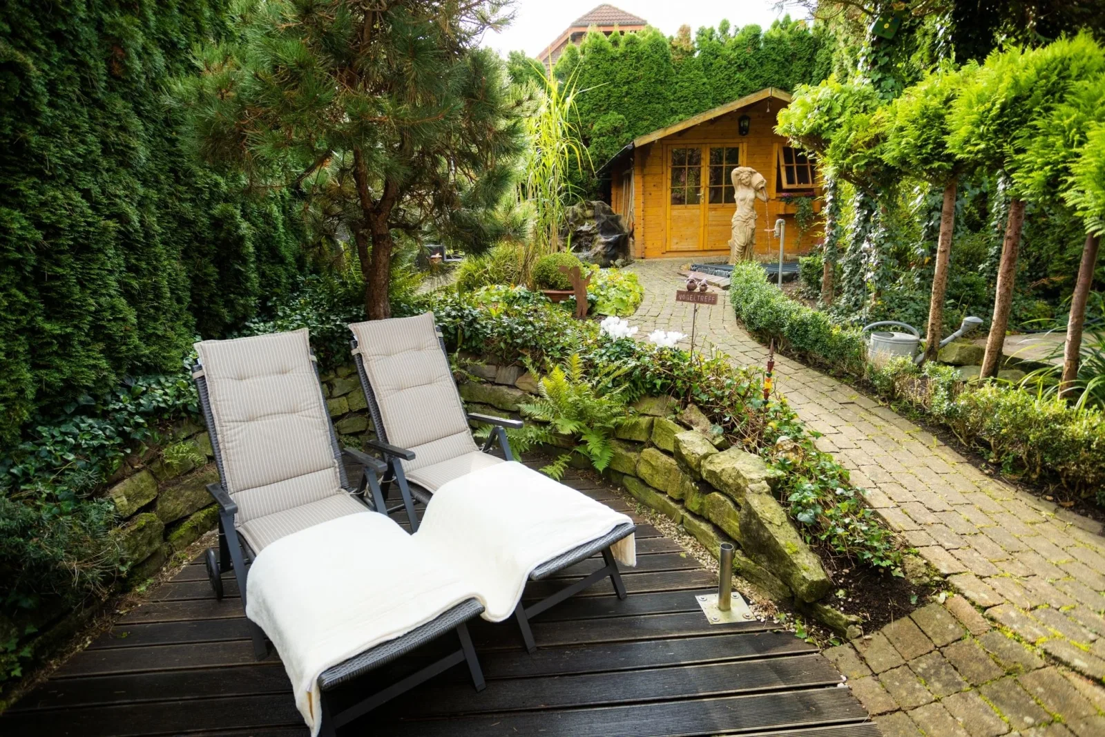 Gartenfewo mit 2 Schlafzimmern und 2 WLAN Homeofficeplätzen. Waschtrockner sowie Smart-TV und kostenlose Parkplätze.