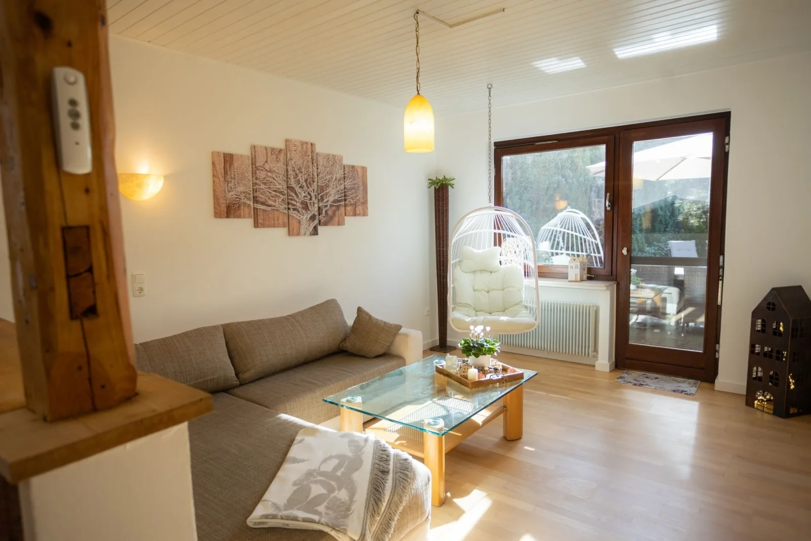 Gartenfewo mit 2 Schlafzimmern und 2 WLAN Homeofficeplätzen. Waschtrockner sowie Smart-TV und kostenlose Parkplätze.