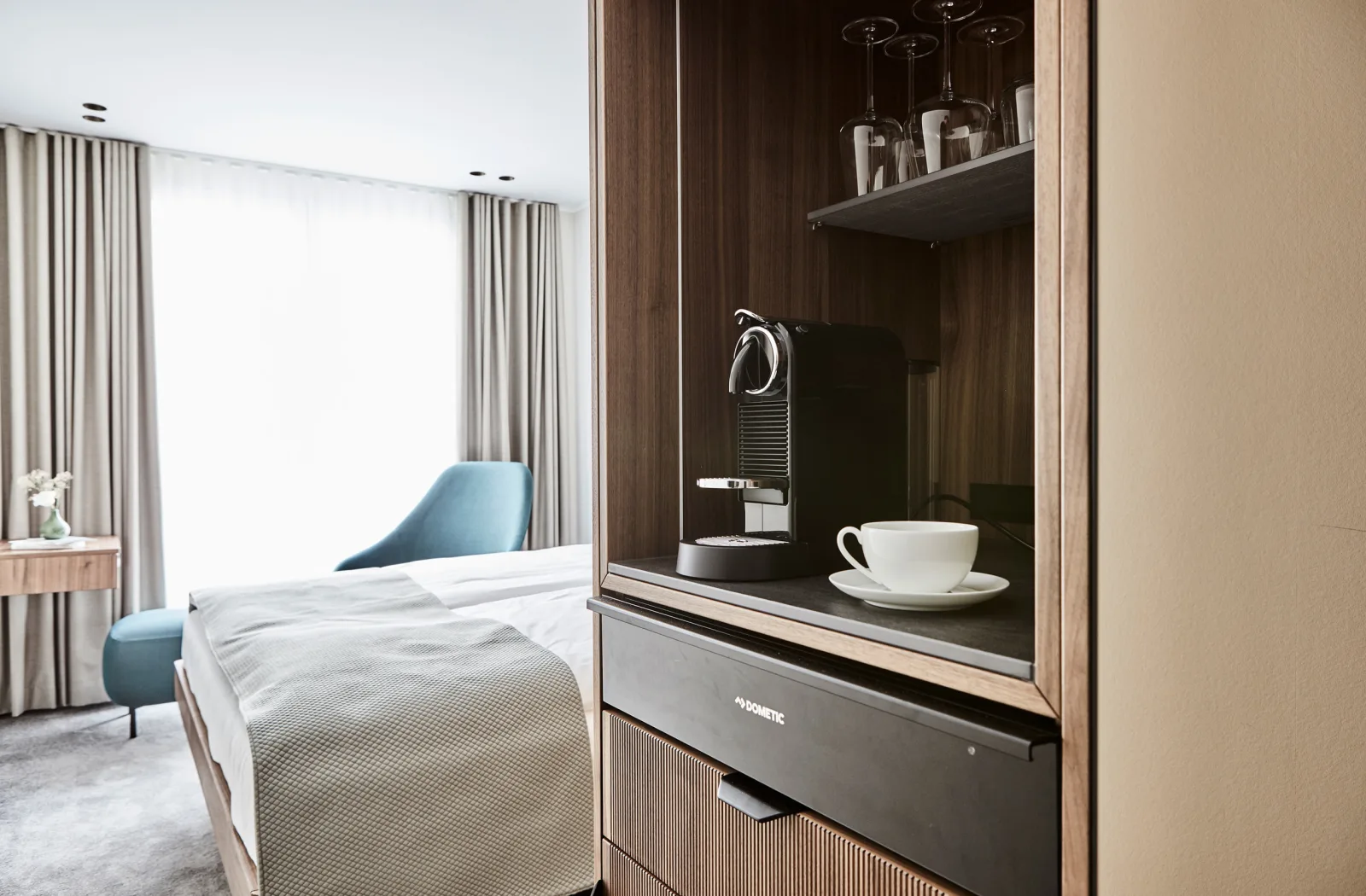 Baltic Hideaway Beach Hotel Warnemünde - Deluxe Double Room mit seitlichem Meerblick, Balkon