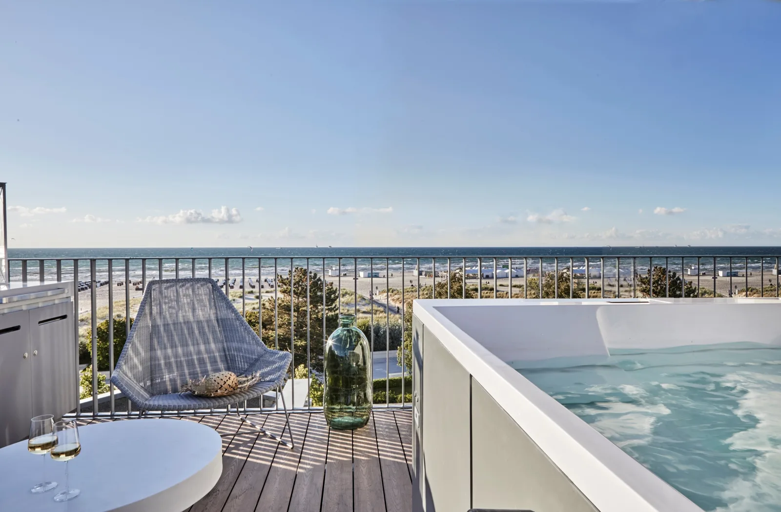 Baltic Hideaway Beach Hotel Warnemünde - Sky Suite mit Dachterrasse und Meerblick-Whirlpool