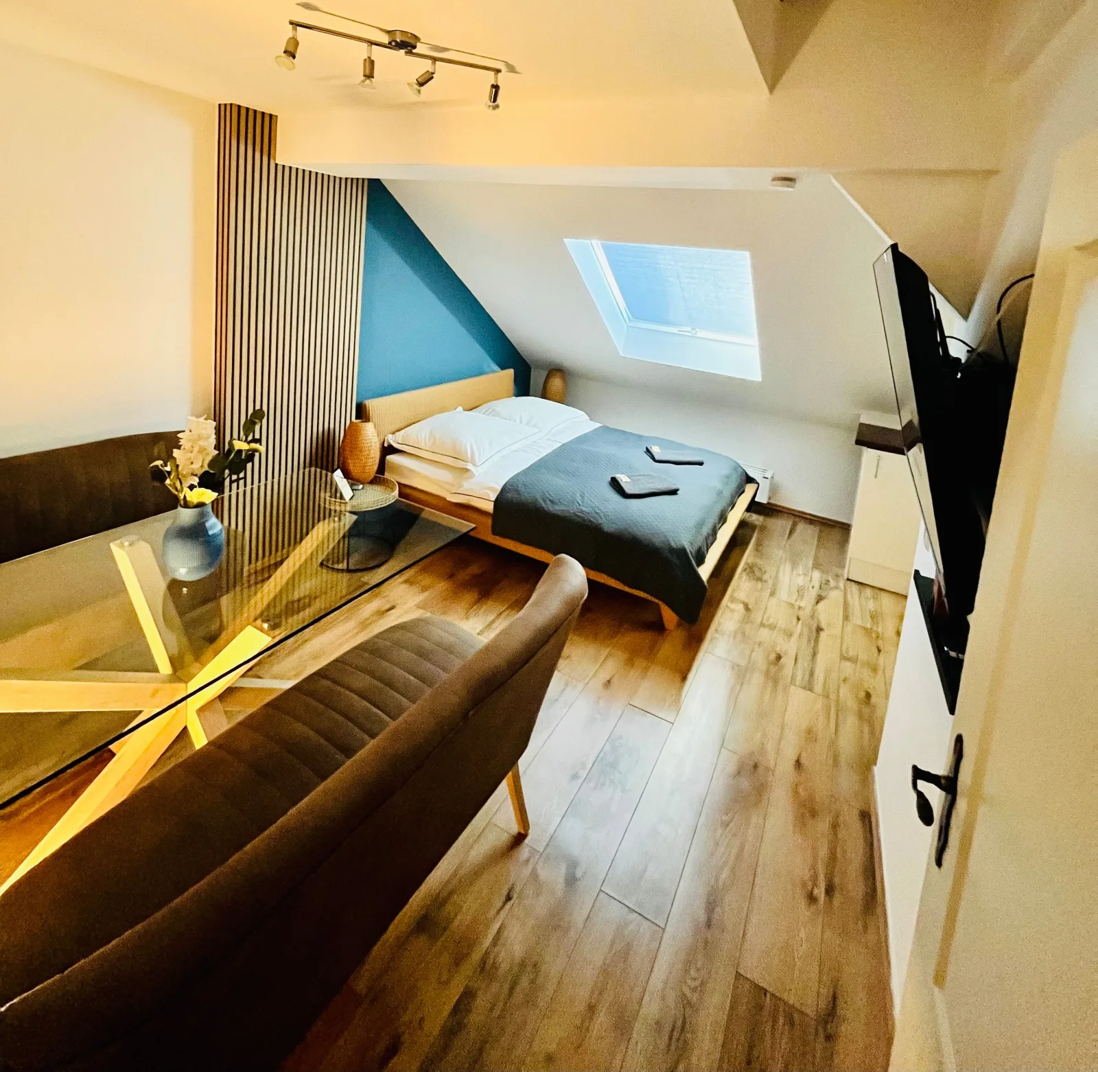 AyCatcherHomes - Sirius | Old Town | 2BR | 4 Guests