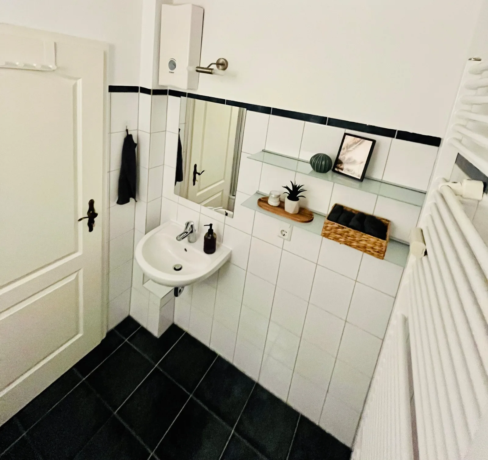 AyCatcherHomes - Sirius | Old Town | 2BR | 4 Guests