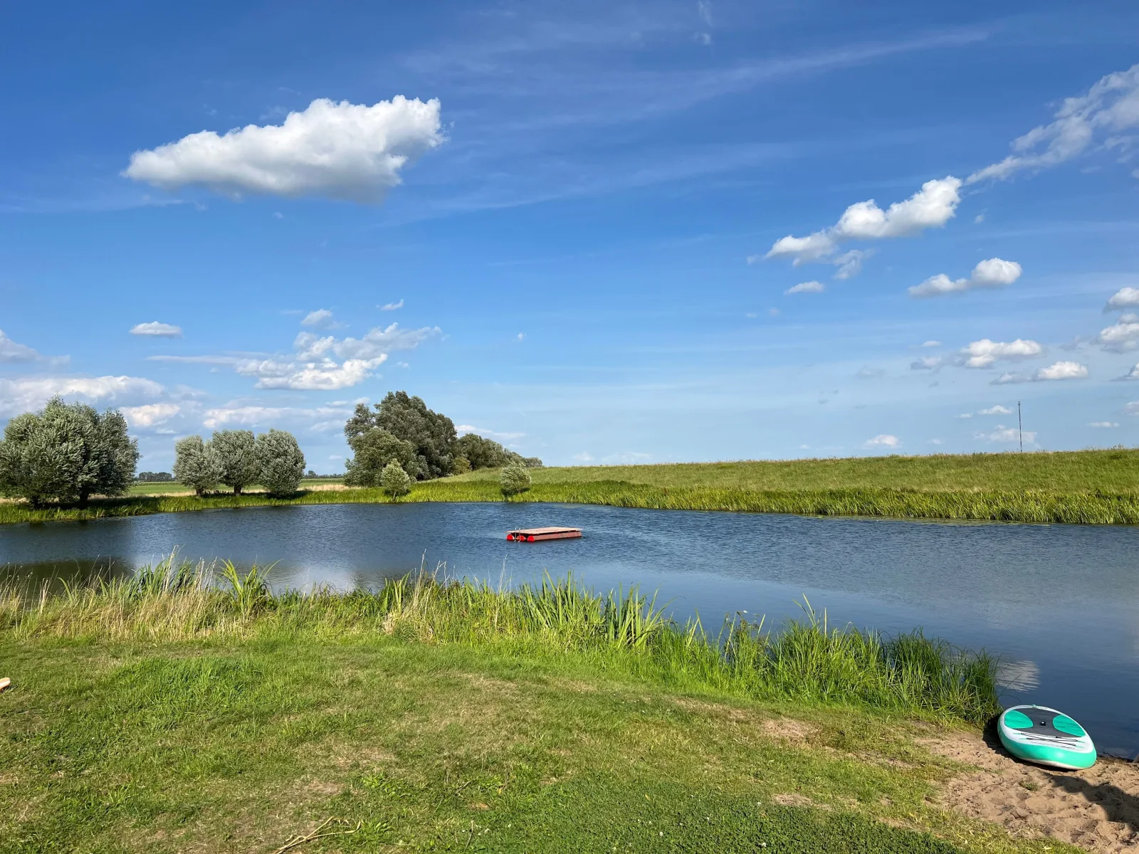 Elbferienhaus Lenzerwische - gemeinsames Urlauben an der Elbe mit privaten Badesee - alles inklusive