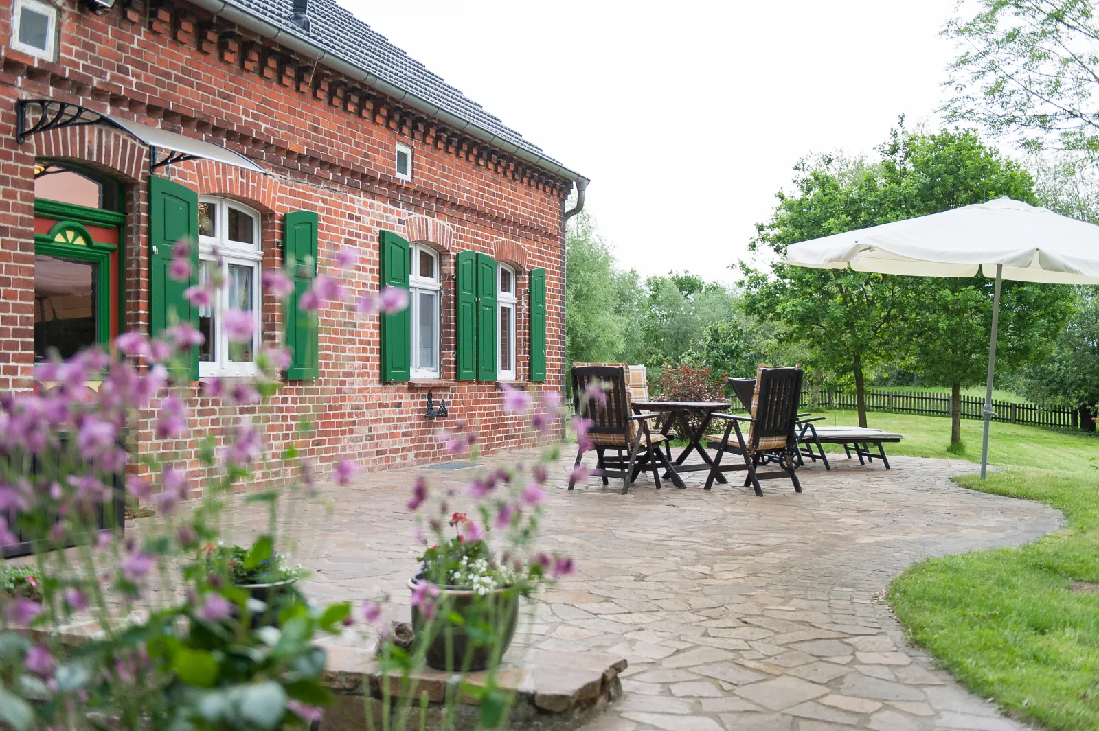 Elbferienhaus Lenzerwische - gemeinsames Urlauben an der Elbe mit privaten Badesee - alles inklusive