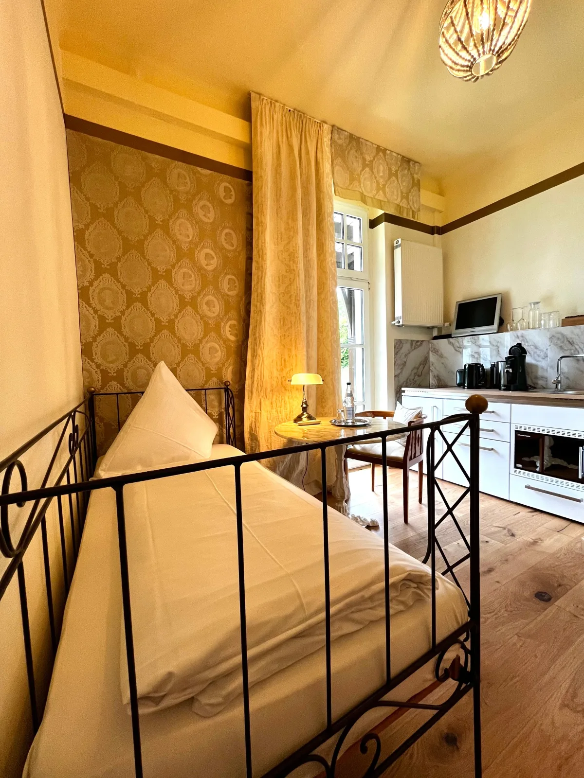 Apartment Gold und Silber