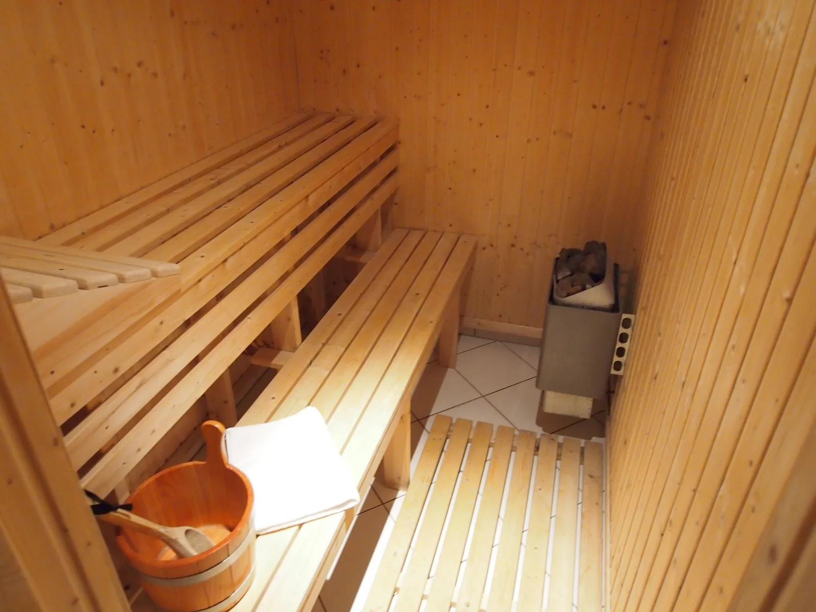 Gut Rattelvitz Parterre A, hochwertig, Sauna, Kamin, eTankstelle, Spielscheune, 15.000qm Parkland