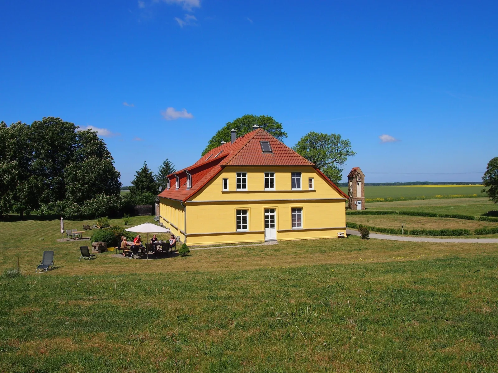 Gut Rattelvitz Parterre A, hochwertig, Sauna, Kamin, eTankstelle, Spielscheune, 15.000qm Parkland