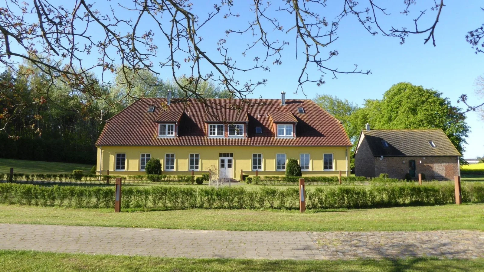 Gut Rattelvitz Parterre A, hochwertig, Sauna, Kamin, eTankstelle, Spielscheune, 15.000qm Parkland
