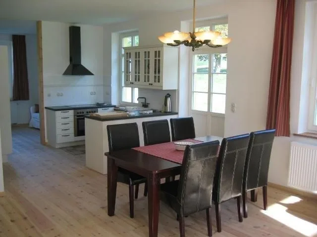 Gut Rattelvitz Parterre A, hochwertig, Sauna, Kamin, eTankstelle, Spielscheune, 15.000qm Parkland