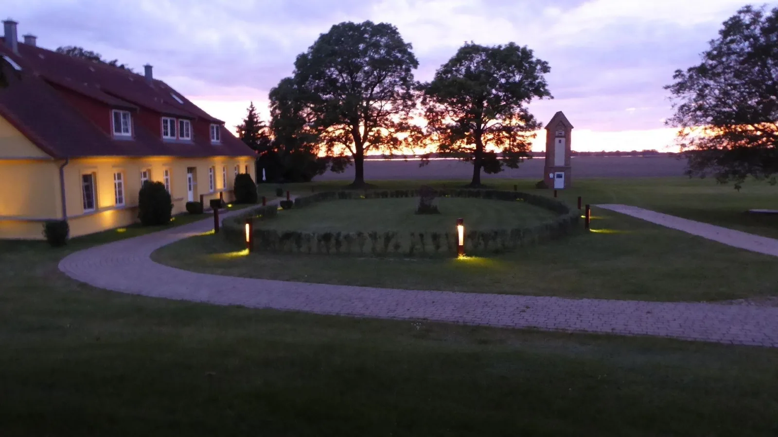 Gut Rattelvitz Parterre A, hochwertig, Sauna, Kamin, eTankstelle, Spielscheune, 15.000qm Parkland