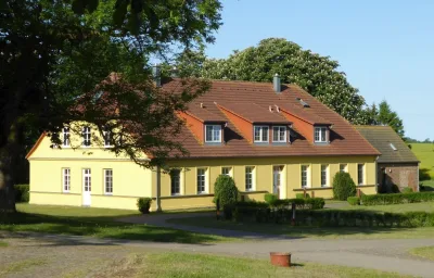 Gut Rattelvitz Parterre A, hochwertig, Sauna, Kamin, eTankstelle, Spielscheune, 15.000qm Parkland