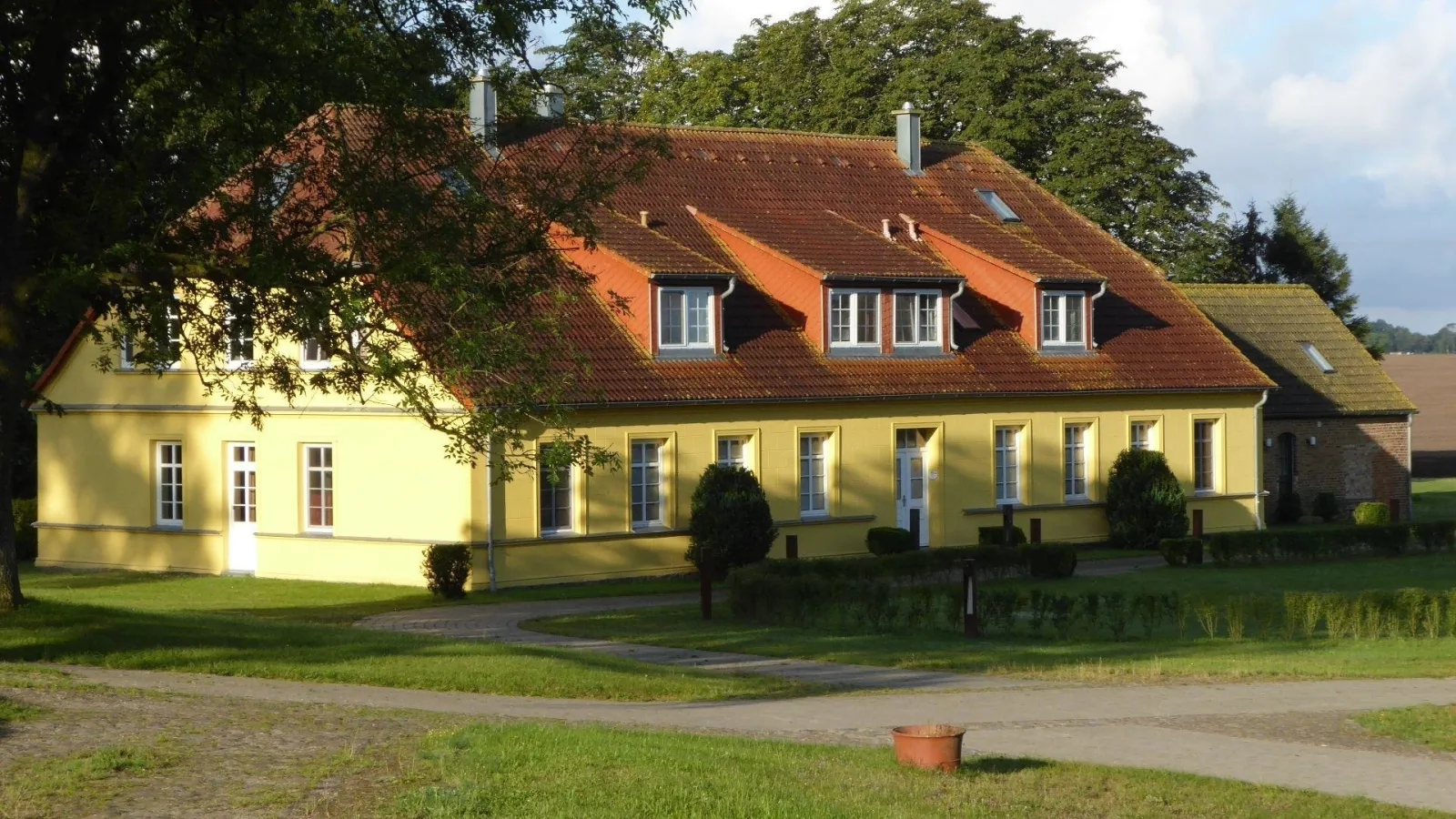 Gut Rattelvitz Parterre A, hochwertig, Sauna, Kamin, eTankstelle, Spielscheune, 15.000qm Parkland