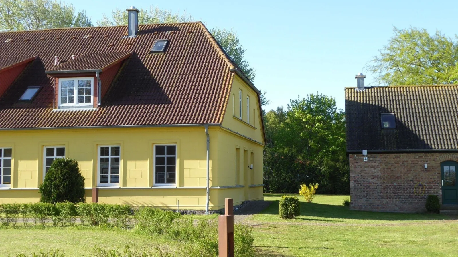 Gut Rattelvitz Parterre A, hochwertig, Sauna, Kamin, eTankstelle, Spielscheune, 15.000qm Parkland