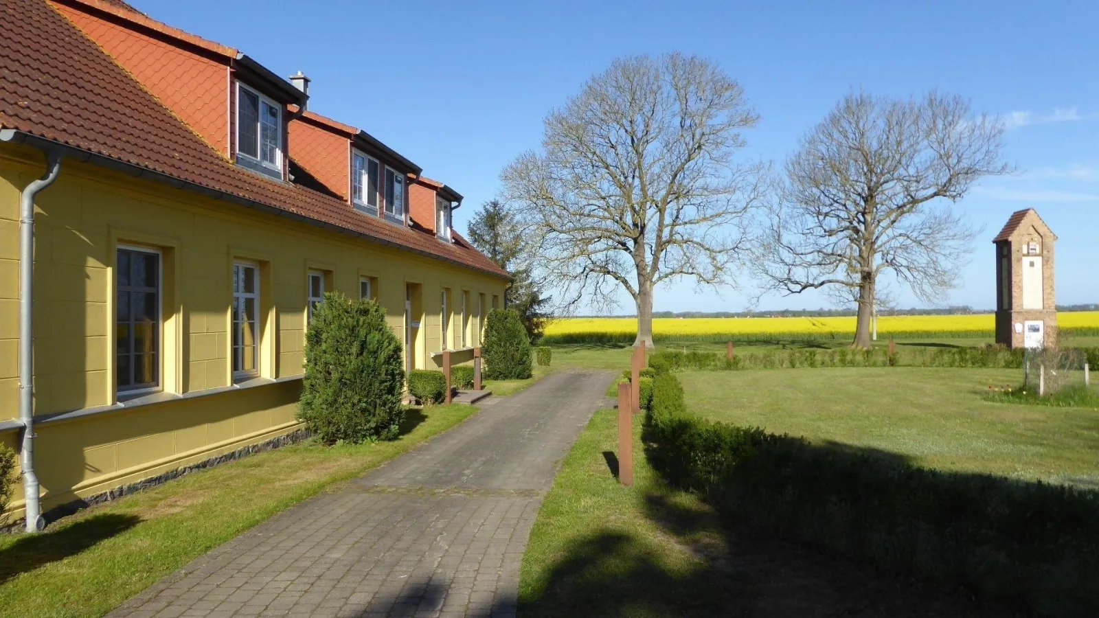 Gut Rattelvitz Parterre A, hochwertig, Sauna, Kamin, eTankstelle, Spielscheune, 15.000qm Parkland
