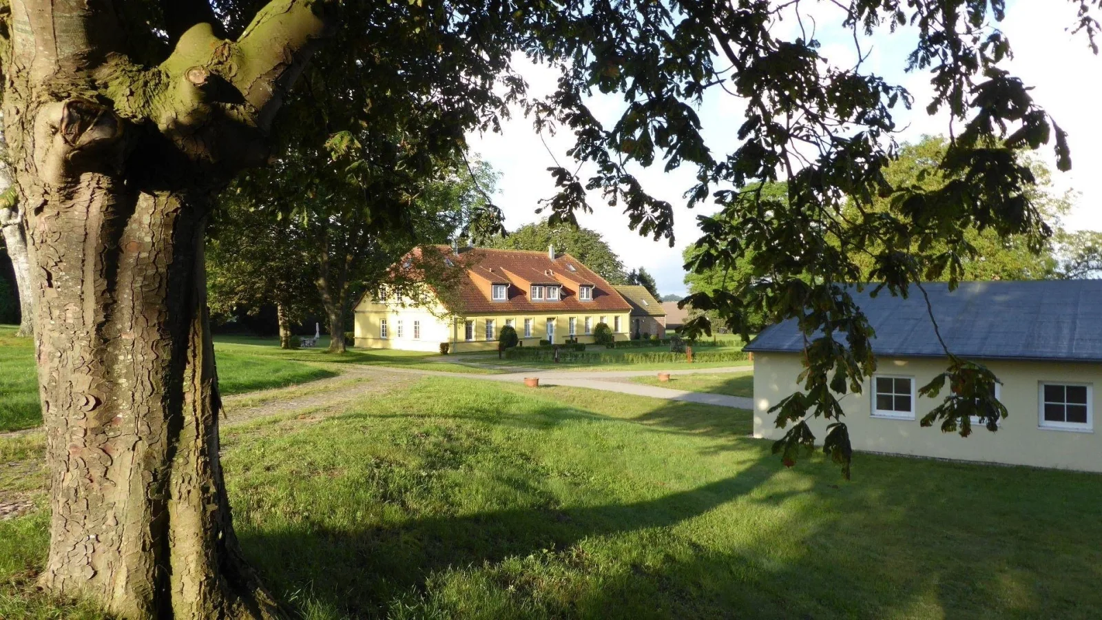 Gut Rattelvitz Parterre A, hochwertig, Sauna, Kamin, eTankstelle, Spielscheune, 15.000qm Parkland