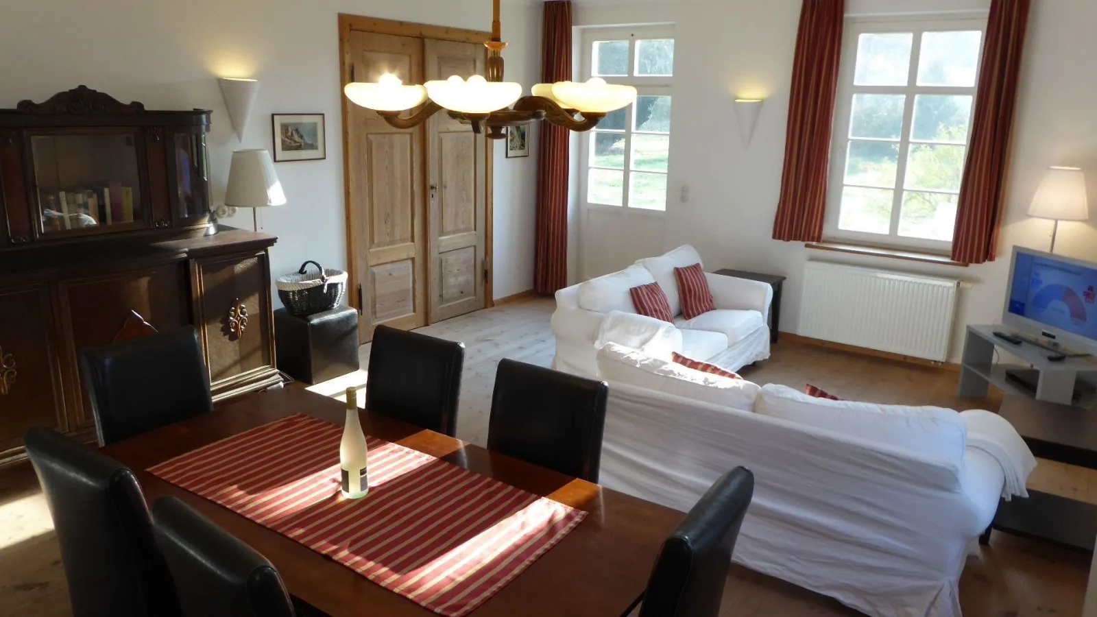 Gut Rattelvitz Parterre A, hochwertig, Sauna, Kamin, eTankstelle, Spielscheune, 15.000qm Parkland