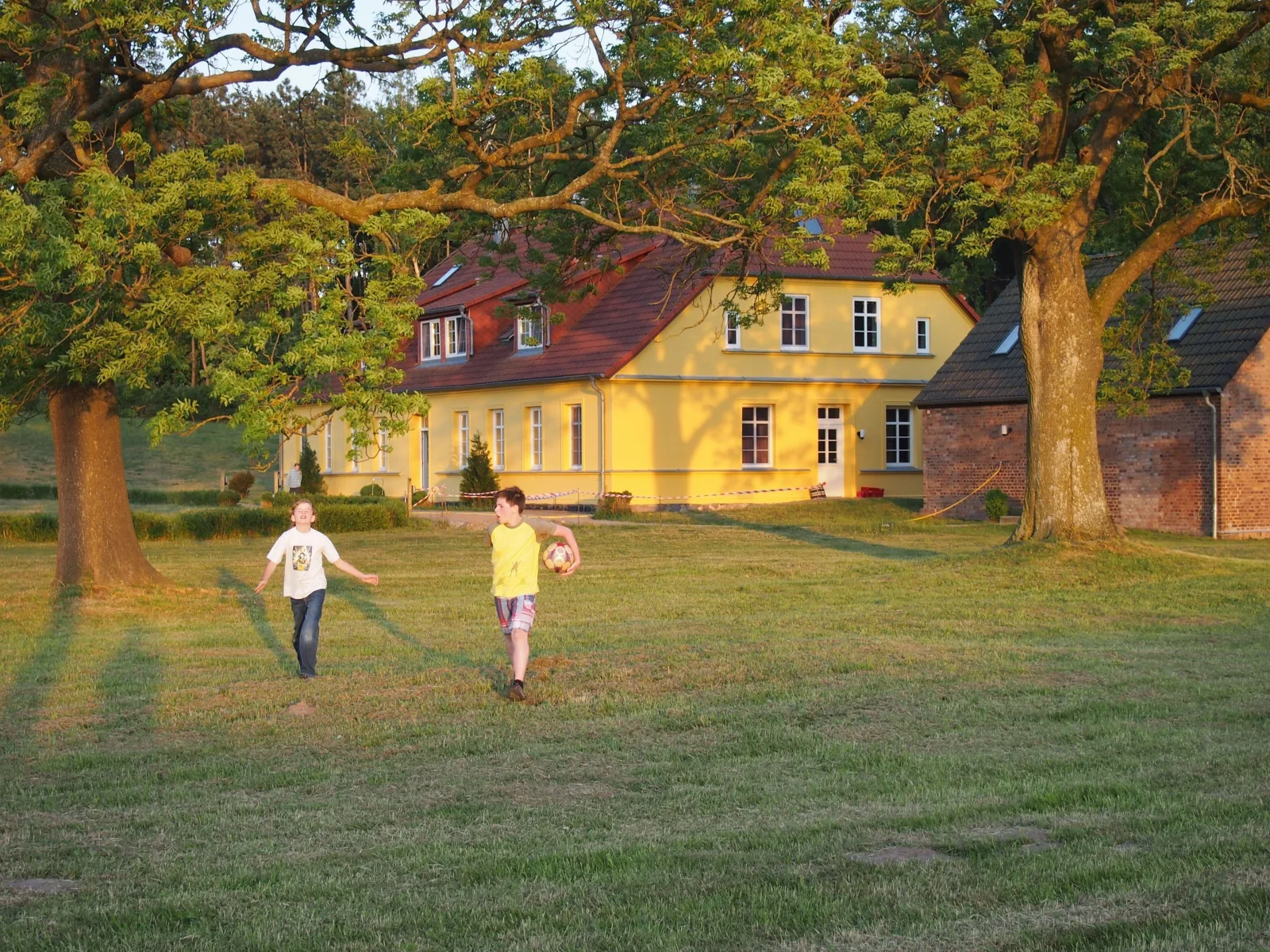 Gut Rattelvitz Parterre A, hochwertig, Sauna, Kamin, eTankstelle, Spielscheune, 15.000qm Parkland