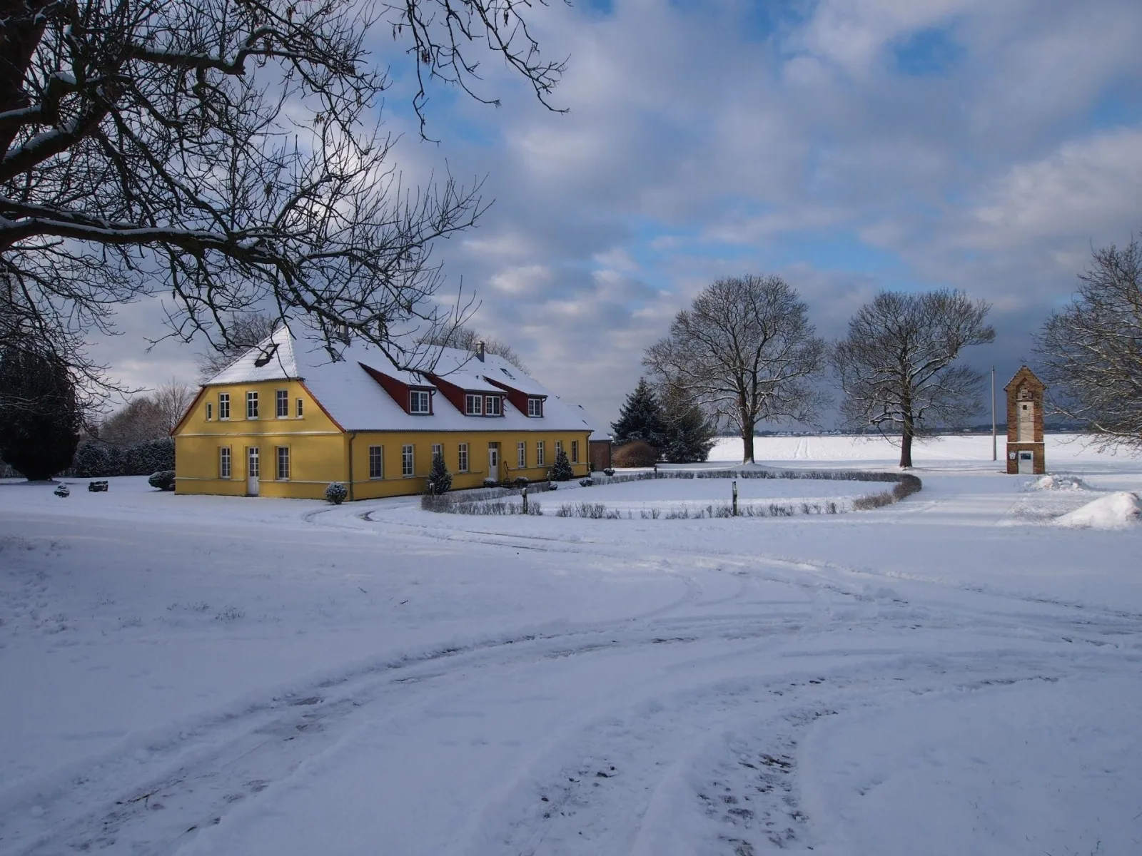 Gut Rattelvitz Parterre A, hochwertig, Sauna, Kamin, eTankstelle, Spielscheune, 15.000qm Parkland