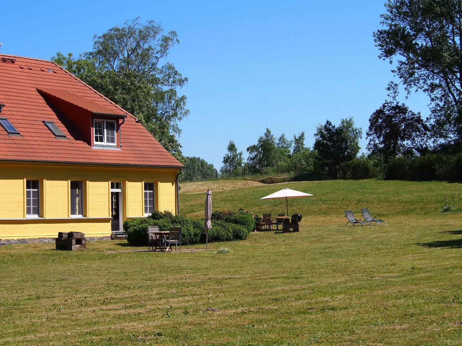 Gut Rattelvitz Parterre A, hochwertig, Sauna, Kamin, eTankstelle, Spielscheune, 15.000qm Parkland