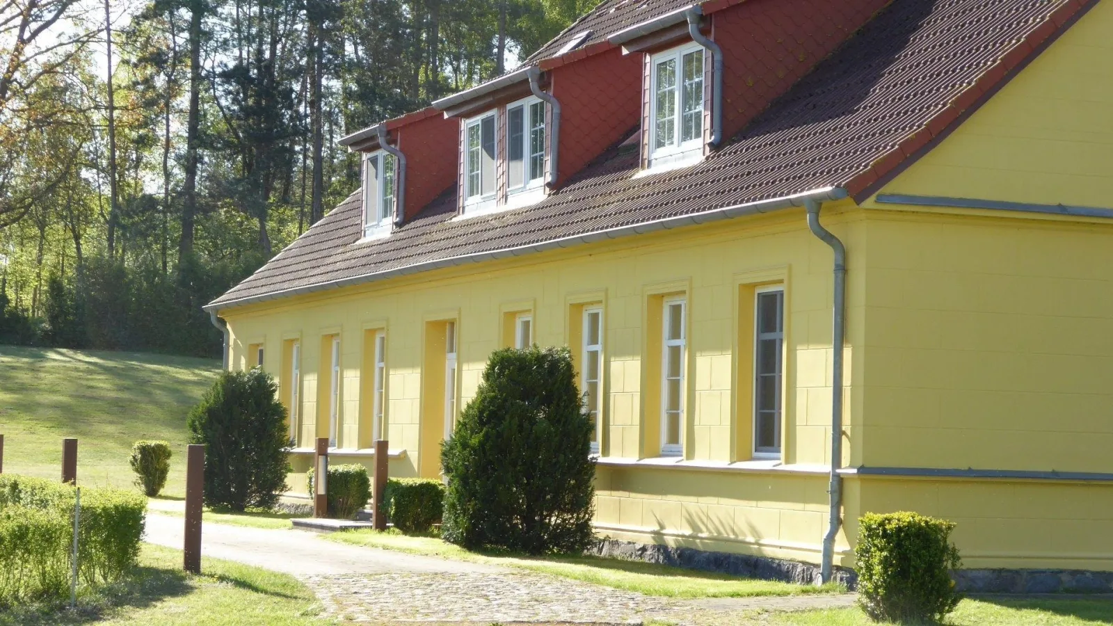 Gut Rattelvitz Parterre A, hochwertig, Sauna, Kamin, eTankstelle, Spielscheune, 15.000qm Parkland
