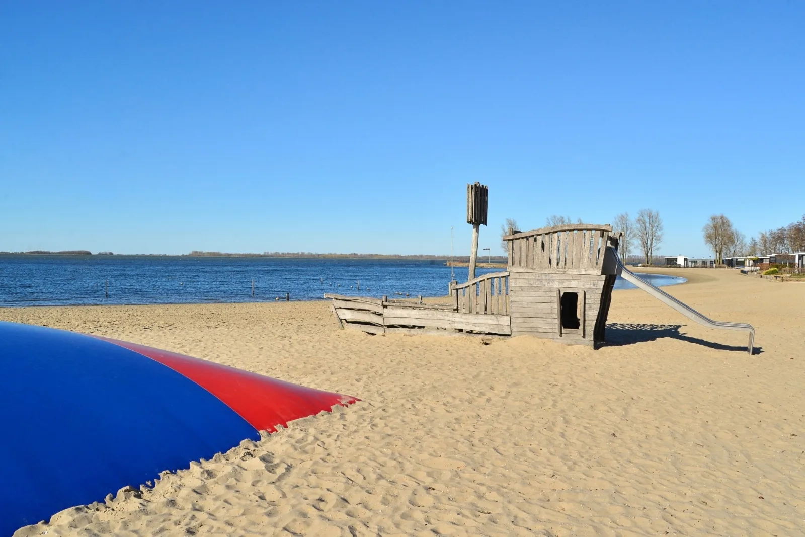 Royale Cube mit Dachterrasse. Meerblick und Strand