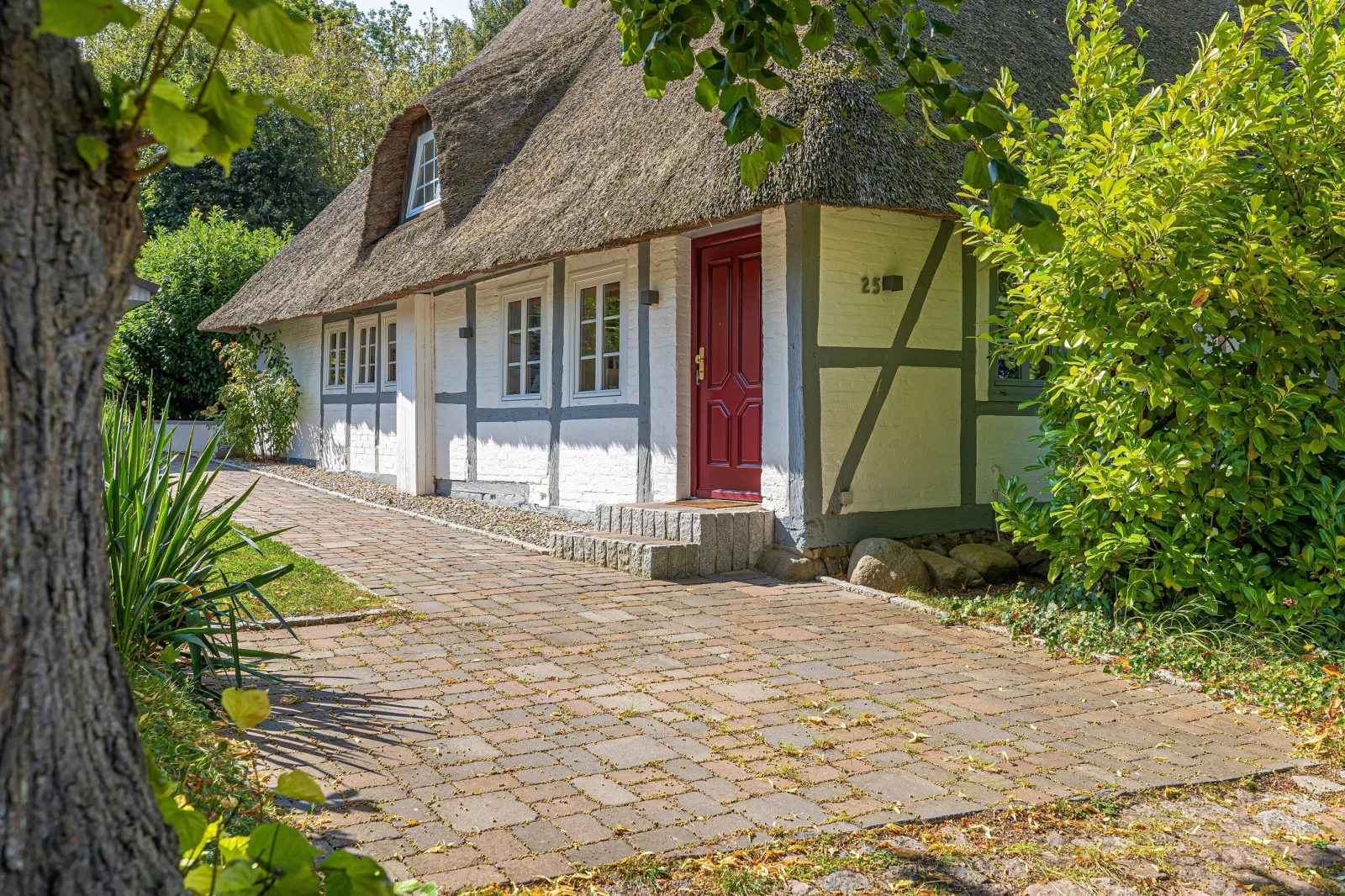 Weiße Reetdachkate Wohnung 1